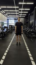Elevação Y com halter em pé