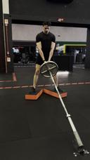 Agachamento sumô landmine com step